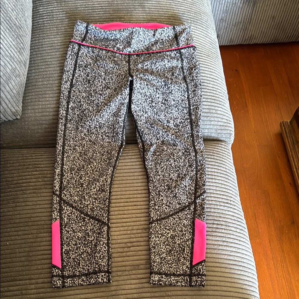 Lululemon Pace Rival Crop 22” Flashback Static White Black/Raspberry Glo Light